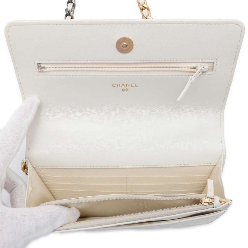 CHANEL 19 Chain wallet WhiteAP0957 Lambskin