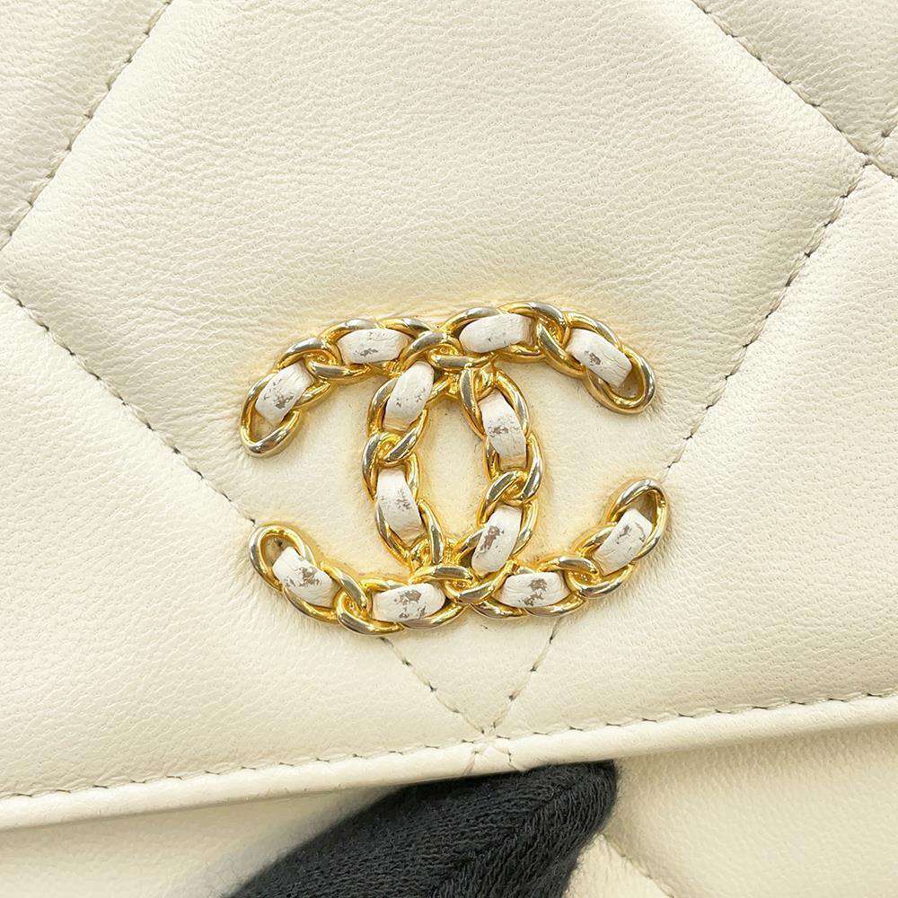 CHANEL 19 Chain wallet WhiteAP0957 Lambskin