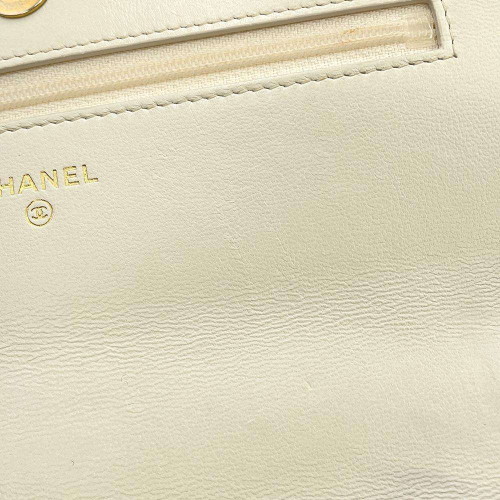 CHANEL 19 Chain wallet WhiteAP0957 Lambskin