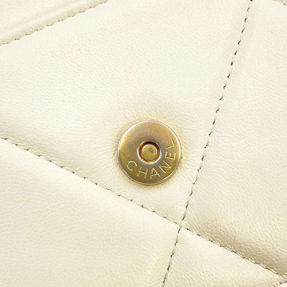 CHANEL 19 Chain wallet WhiteAP0957 Lambskin