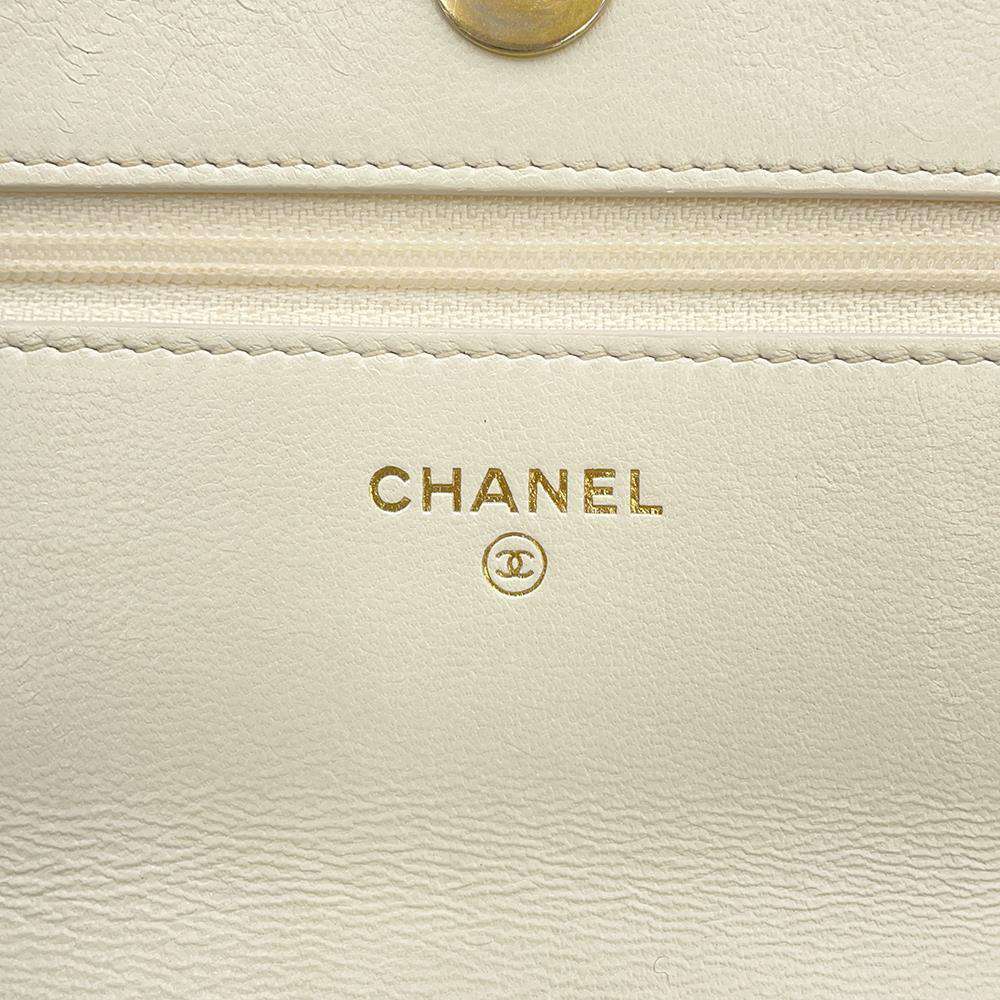 CHANEL 19 Chain wallet WhiteAP0957 Lambskin