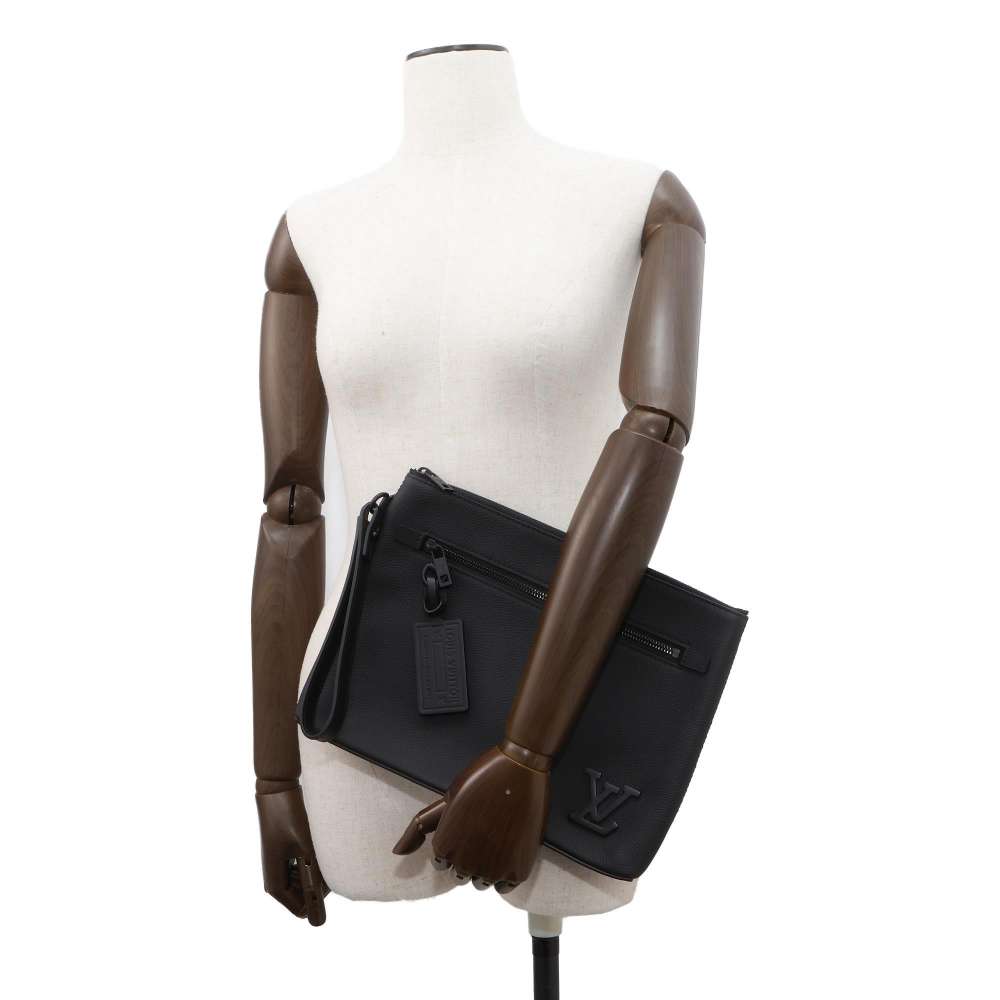 LOUIS VUITTON Pochette・IPAD Noir M69837 Grain Leather