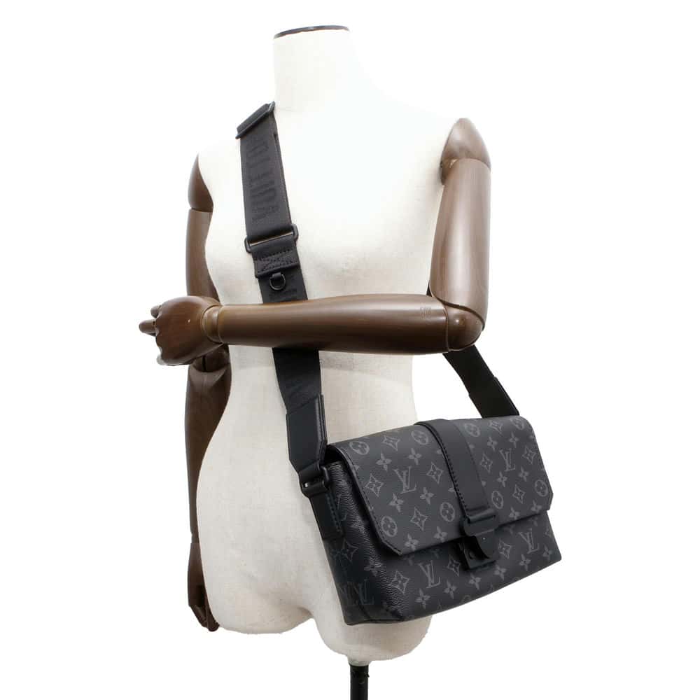 LOUIS VUITTON S Cape Messenger Black M46794 Monogram Eclipse