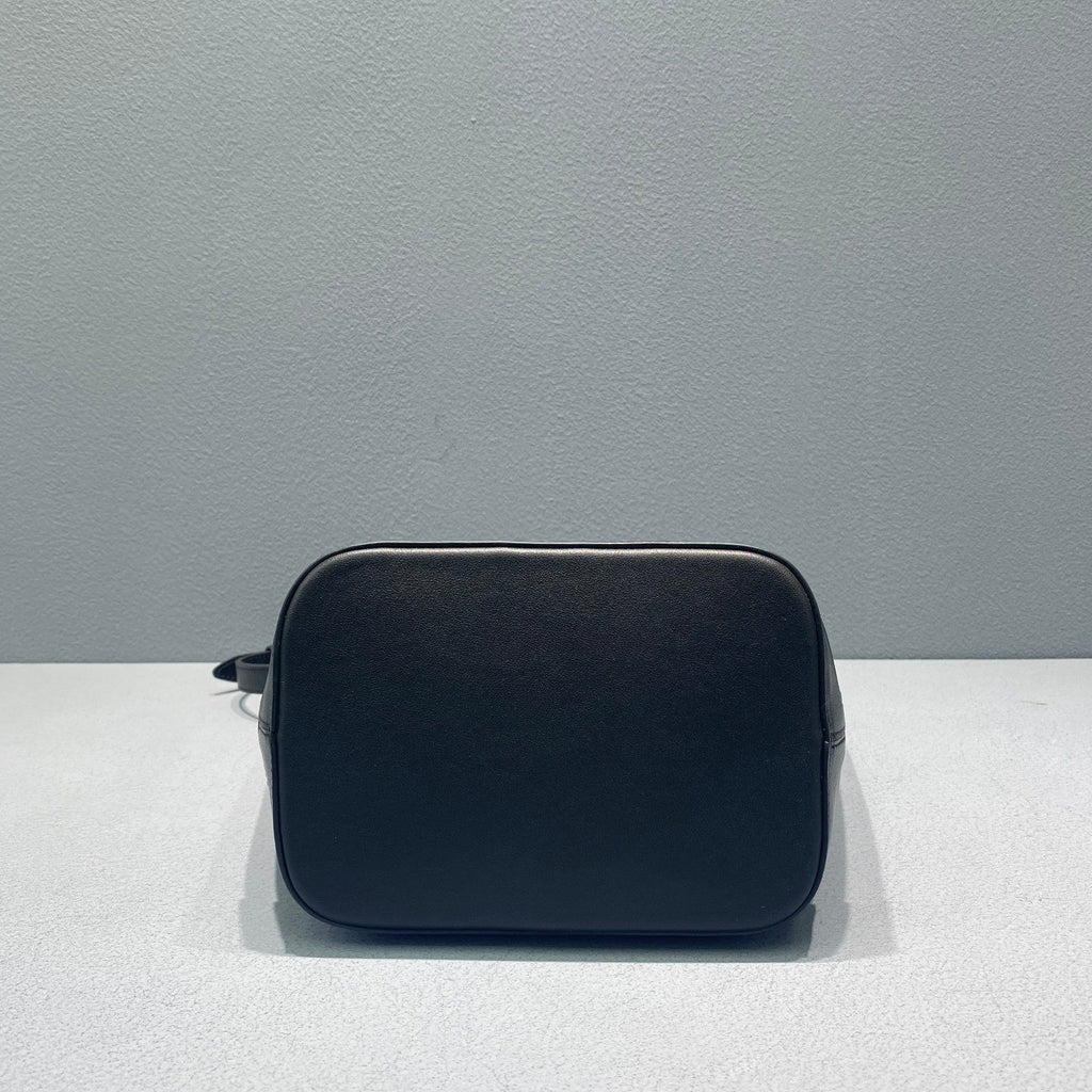 CE Small Bucket Cuir Triomphe Black For Women 9in/22cm 198243DU3.38NO