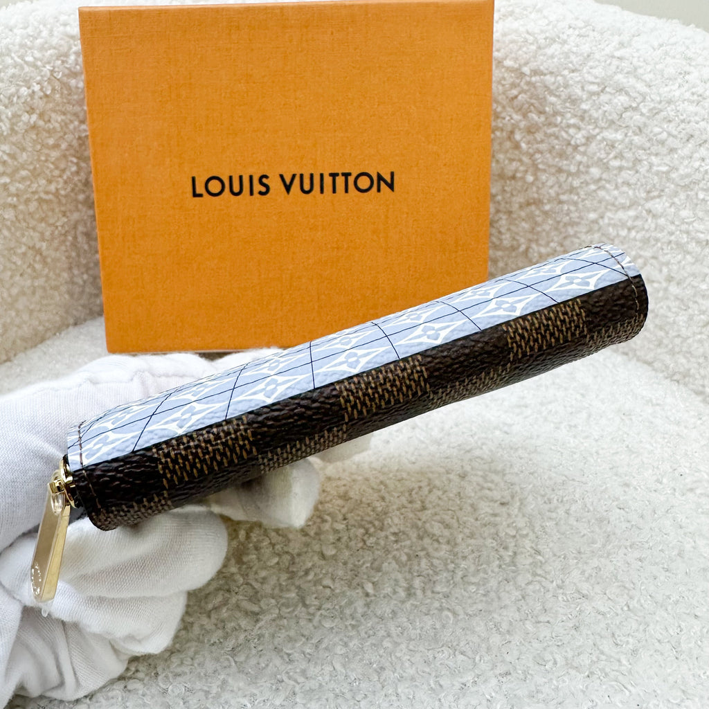 LV Zippy Small Wallet / Card Holder in Vivienne in London Christmas 2021 Canvas and GHW
