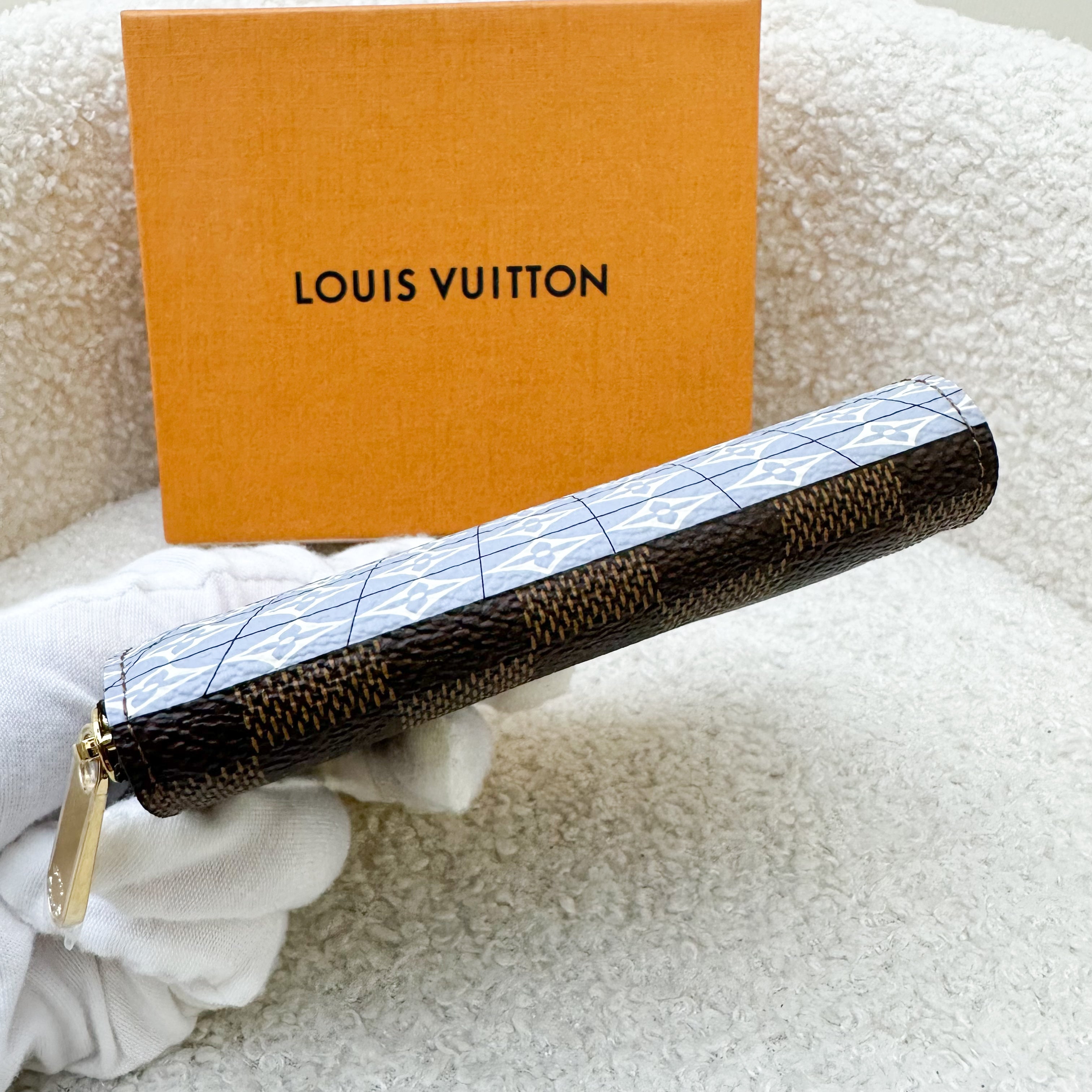 LV Zippy Small Wallet / Card Holder in Vivienne in London Christmas 2021 Canvas and GHW