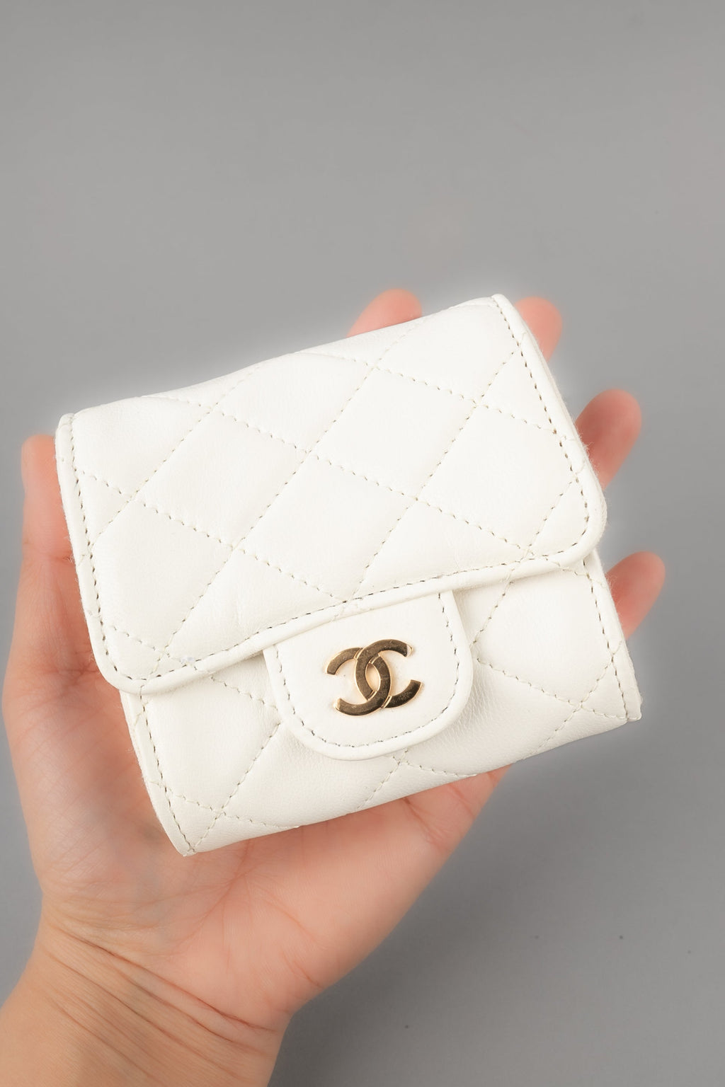 Bracelet manchette en cuir Chanel