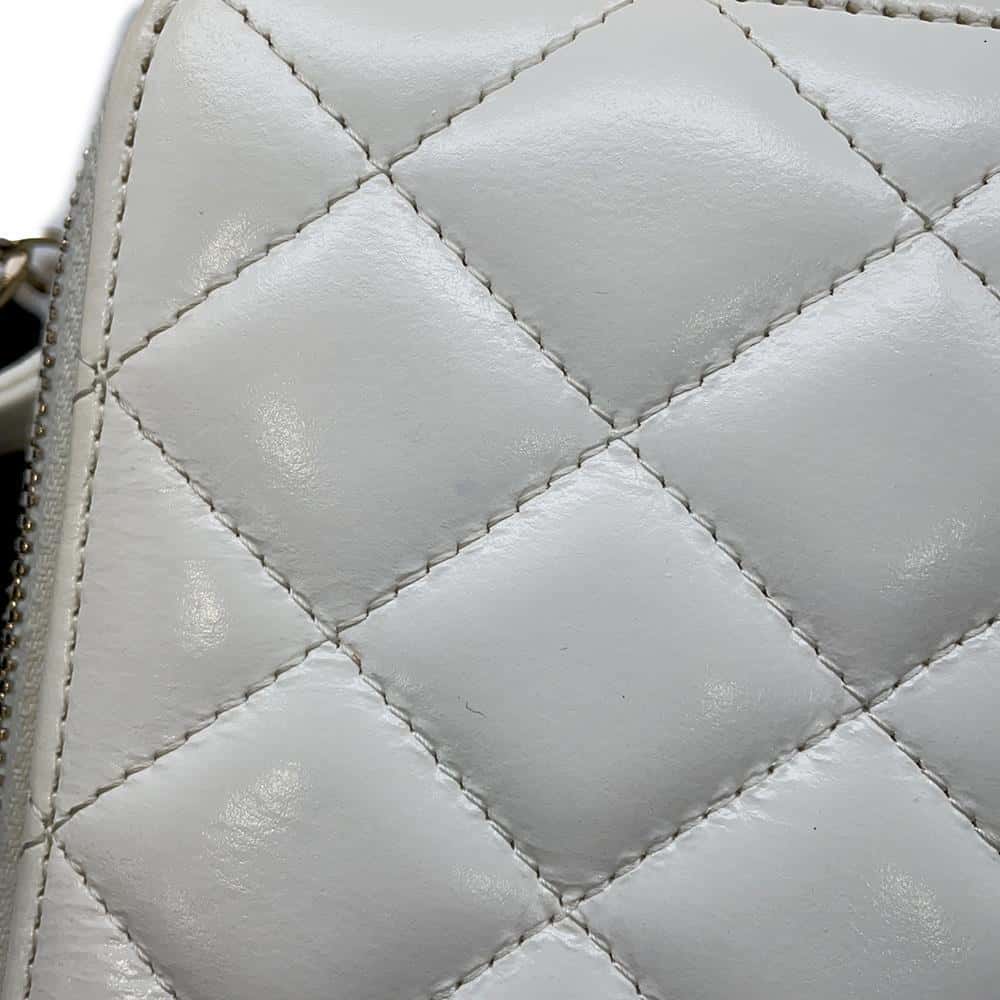 CHANEL Matelasse Top Handle Vanity Bag WhiteAP2920 Shiny Calf Leather
