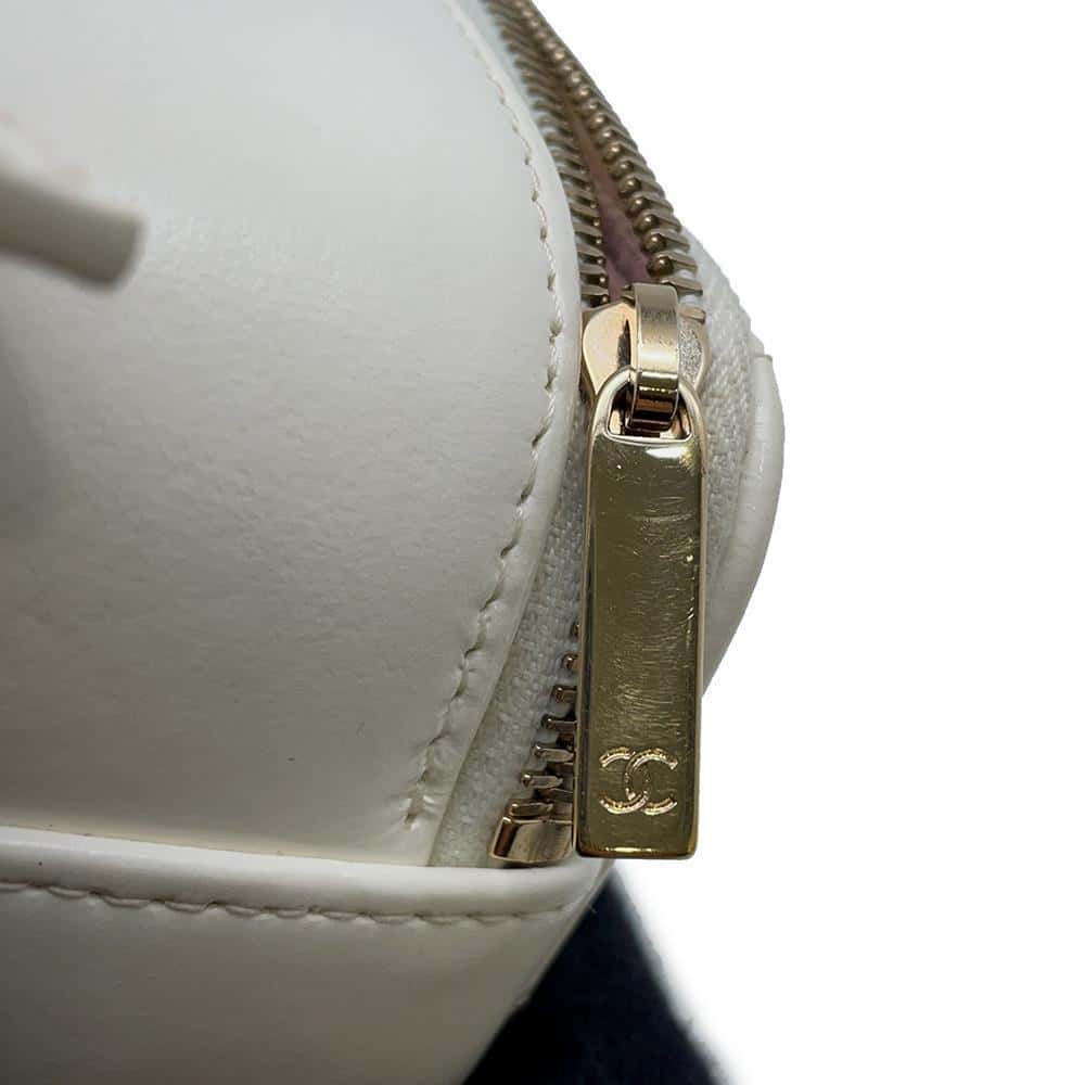 CHANEL Matelasse Top Handle Vanity Bag WhiteAP2920 Shiny Calf Leather