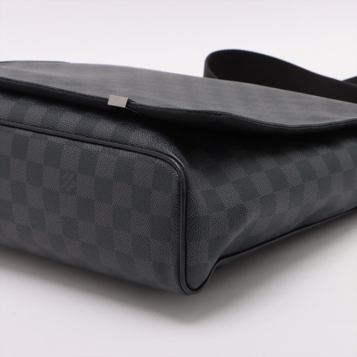 Louis Vuitton Damier Graphite District GM N41030