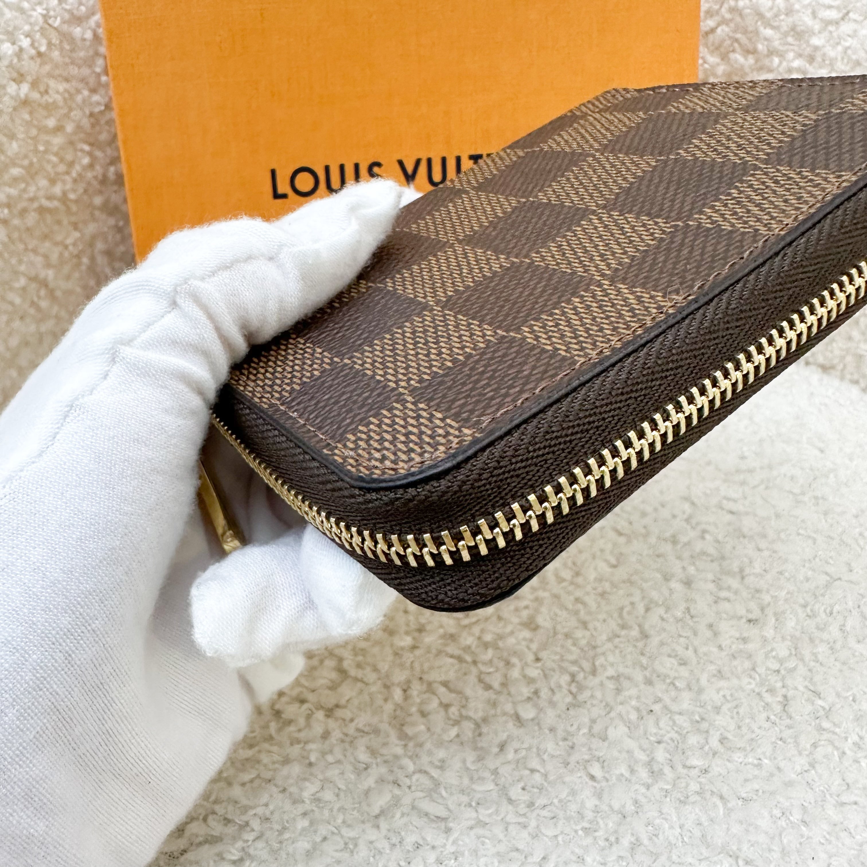 LV Zippy Small Wallet / Card Holder in Vivienne in London Christmas 2021 Canvas and GHW