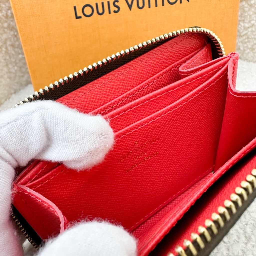 LV Zippy Small Wallet / Card Holder in Vivienne in London Christmas 2021 Canvas and GHW
