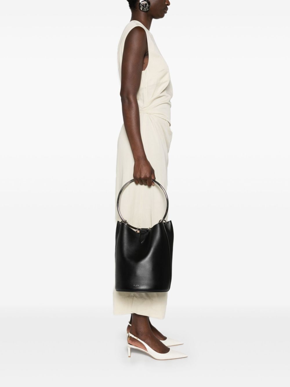 RING LARGE LEATHER BUCKET BAG