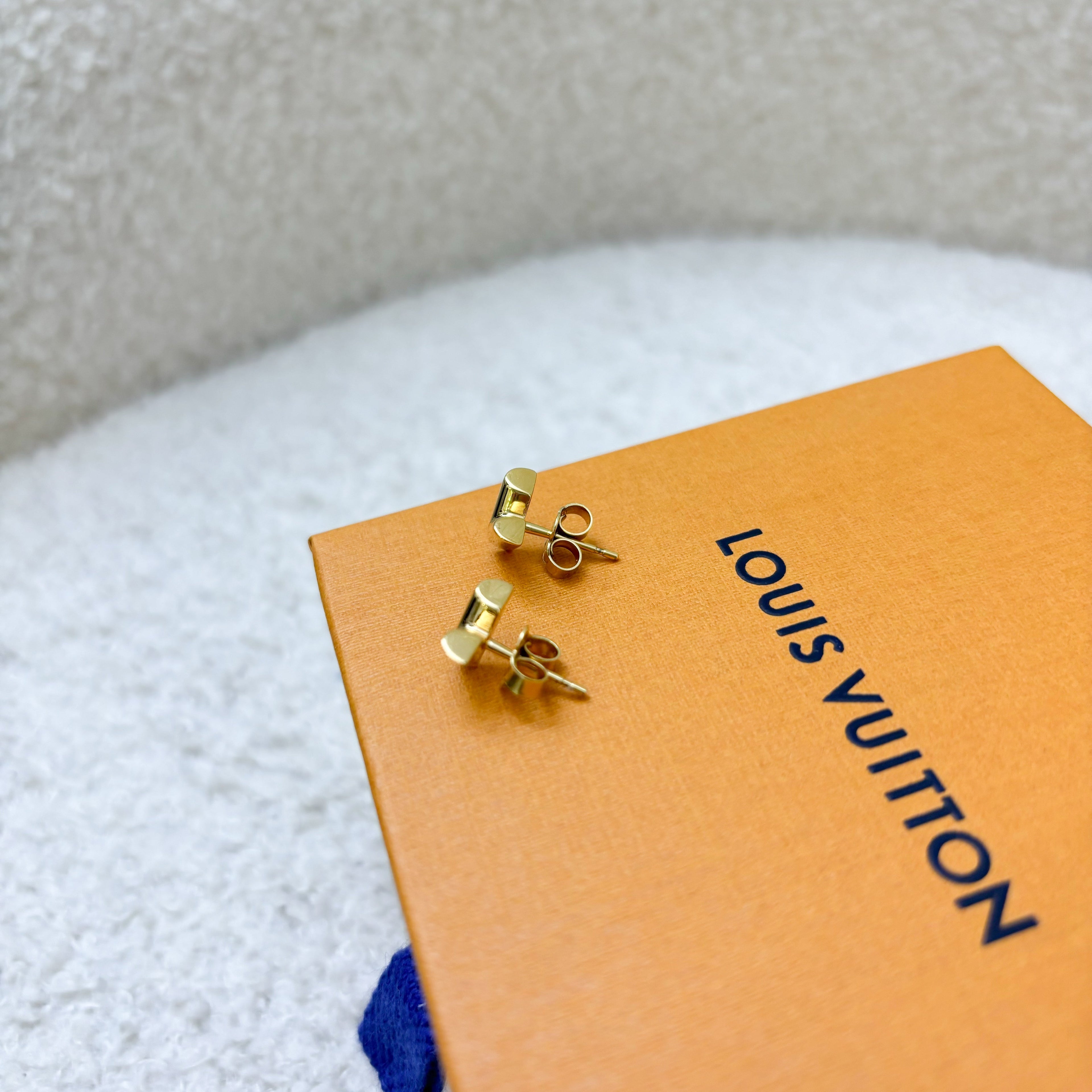 LV Essential V Stud Earrings in Gold tone HW