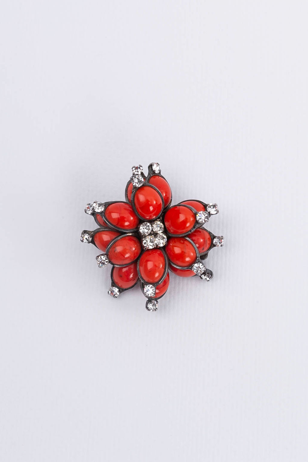Broche en pâte de verre Chanel Printemps 1996