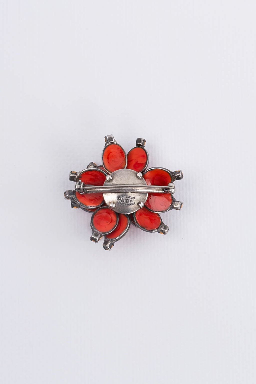 Broche en pâte de verre Chanel Printemps 1996