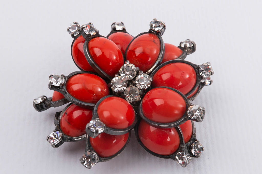 Broche en pâte de verre Chanel Printemps 1996