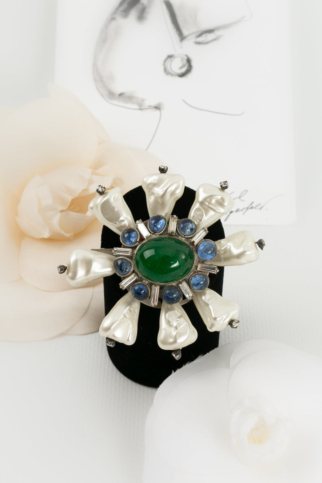 Broche ancienne en pÃƒÆ’Ã‚Â¢te de verre Chanel (AttribuÃƒÆ’Ã‚Â©e ÃƒÆ’Ã‚Â )