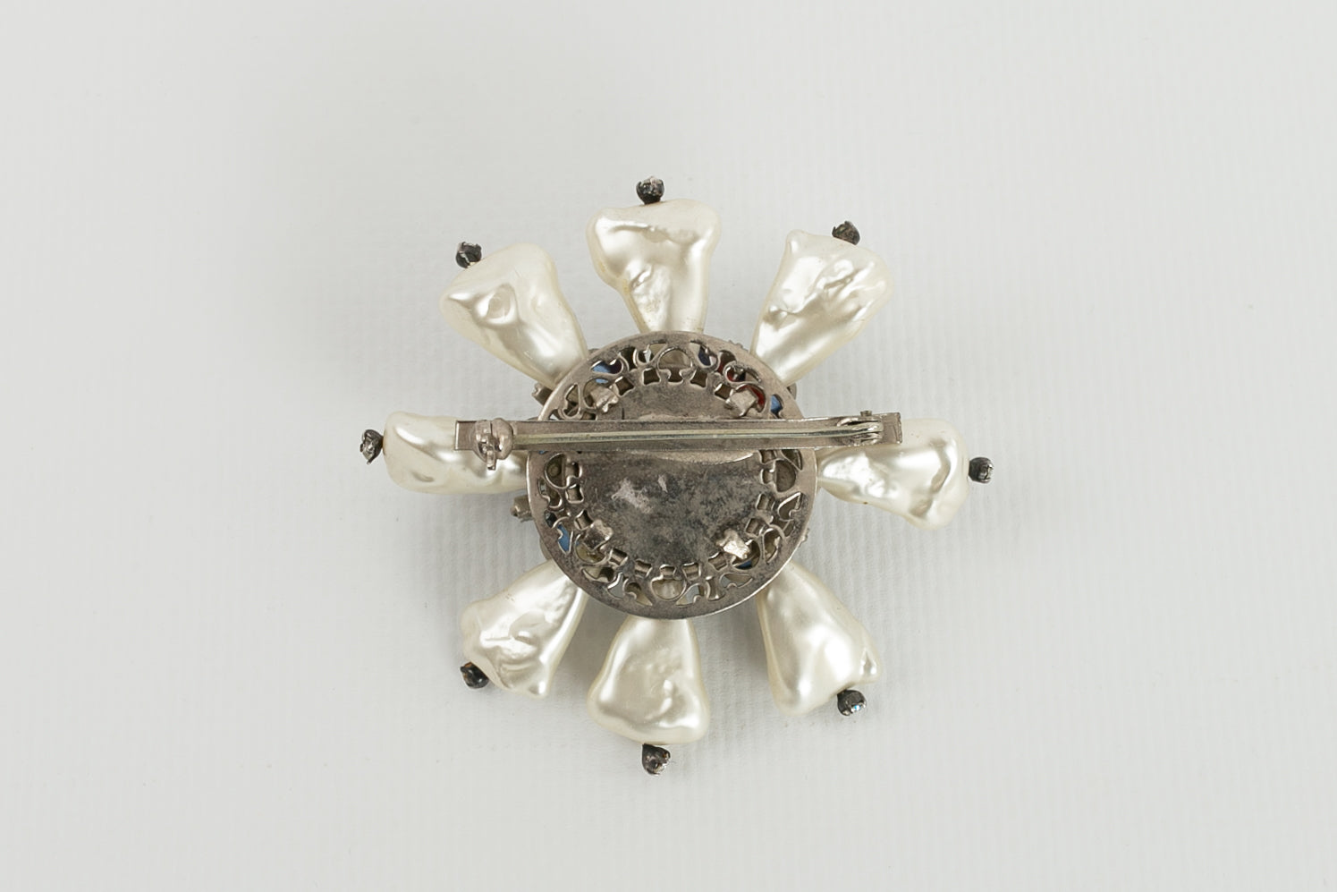 Broche ancienne en pÃƒÆ’Ã‚Â¢te de verre Chanel (AttribuÃƒÆ’Ã‚Â©e ÃƒÆ’Ã‚Â )