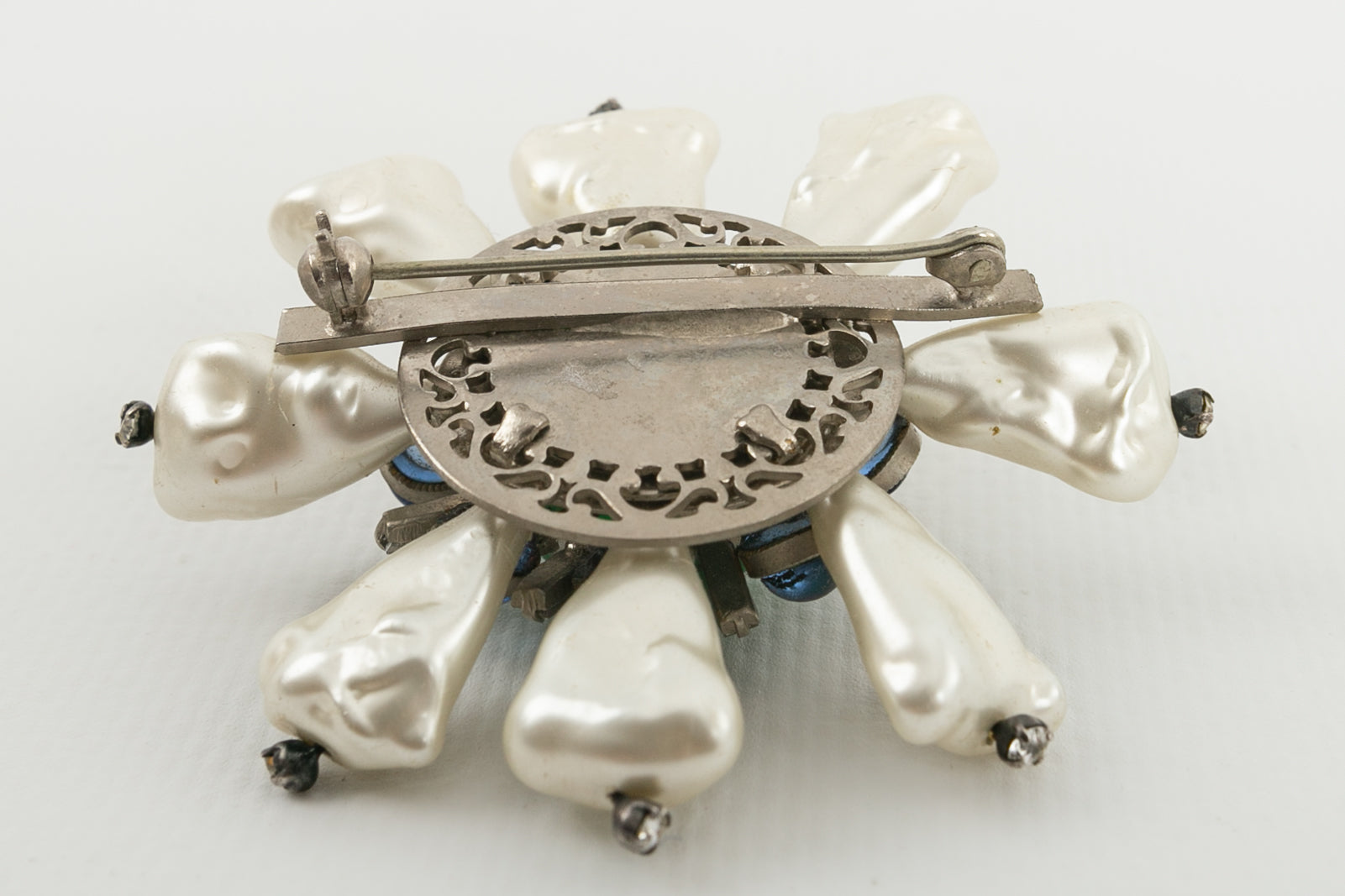 Broche ancienne en pÃƒÆ’Ã‚Â¢te de verre Chanel (AttribuÃƒÆ’Ã‚Â©e ÃƒÆ’Ã‚Â )