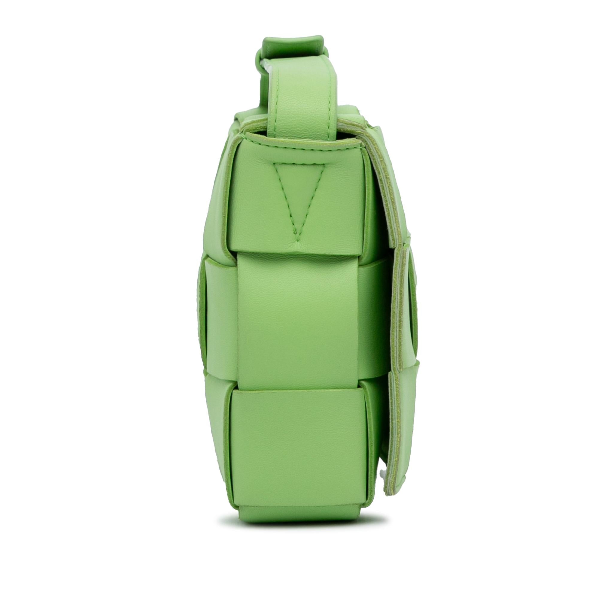 Bottega Veneta Calfskin Intrecciato Cassette Crossbody (SHG-CBPvTr)