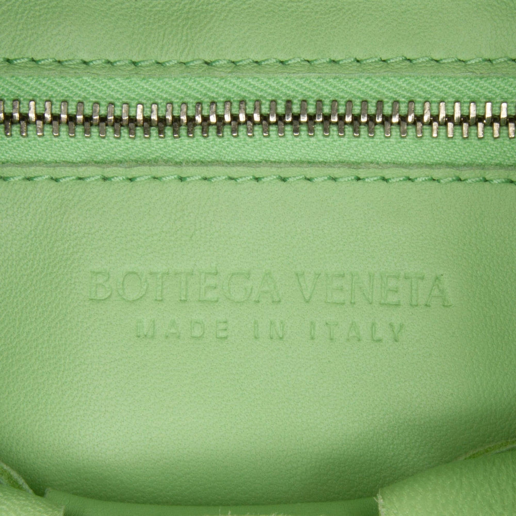 Bottega Veneta Calfskin Intrecciato Cassette Crossbody (SHG-CBPvTr)
