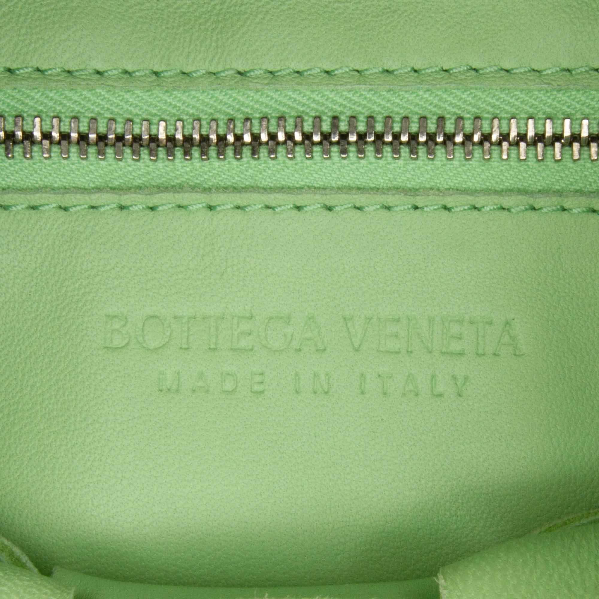 Bottega Veneta Calfskin Intrecciato Cassette Crossbody (SHG-CBPvTr)
