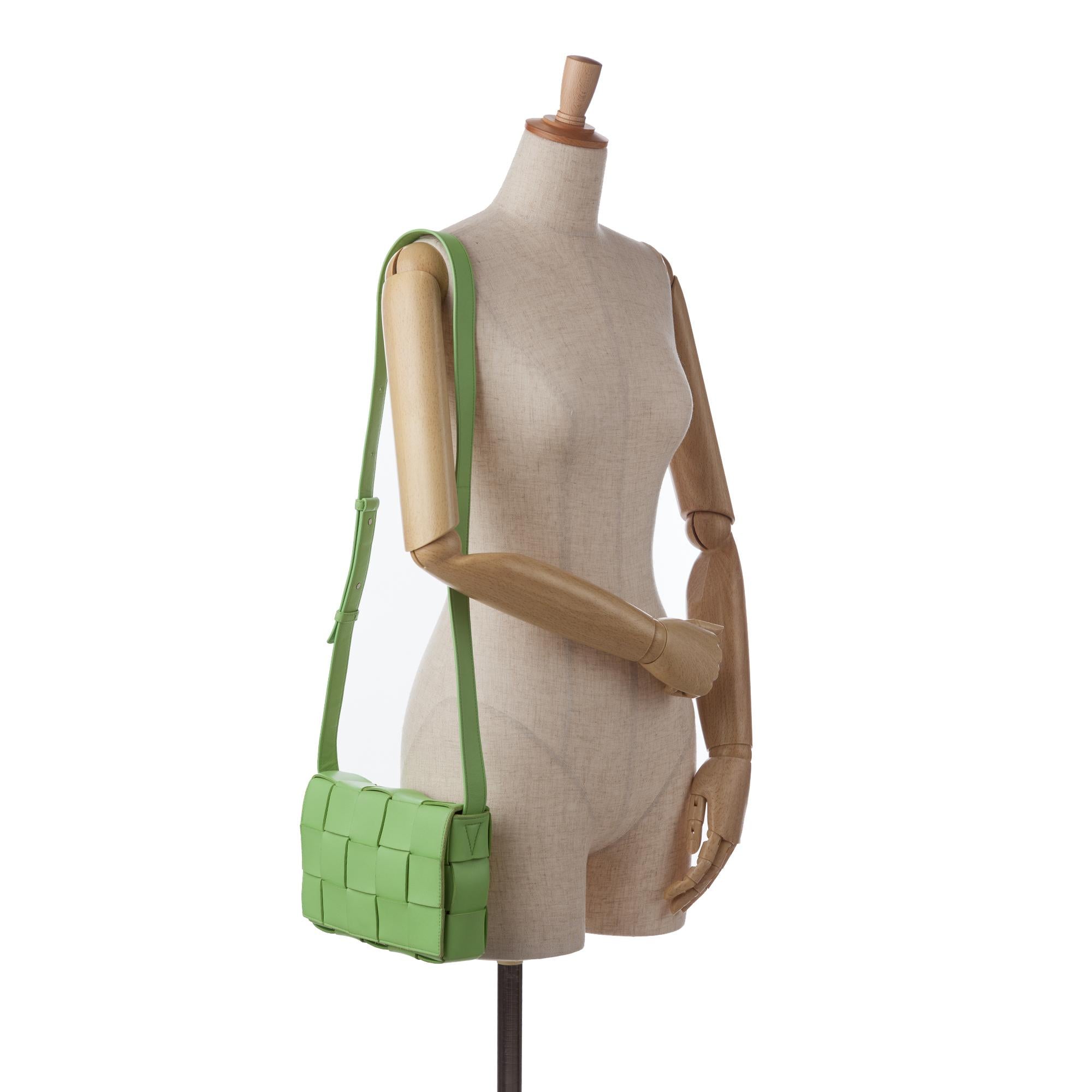 Bottega Veneta Calfskin Intrecciato Cassette Crossbody (SHG-CBPvTr)