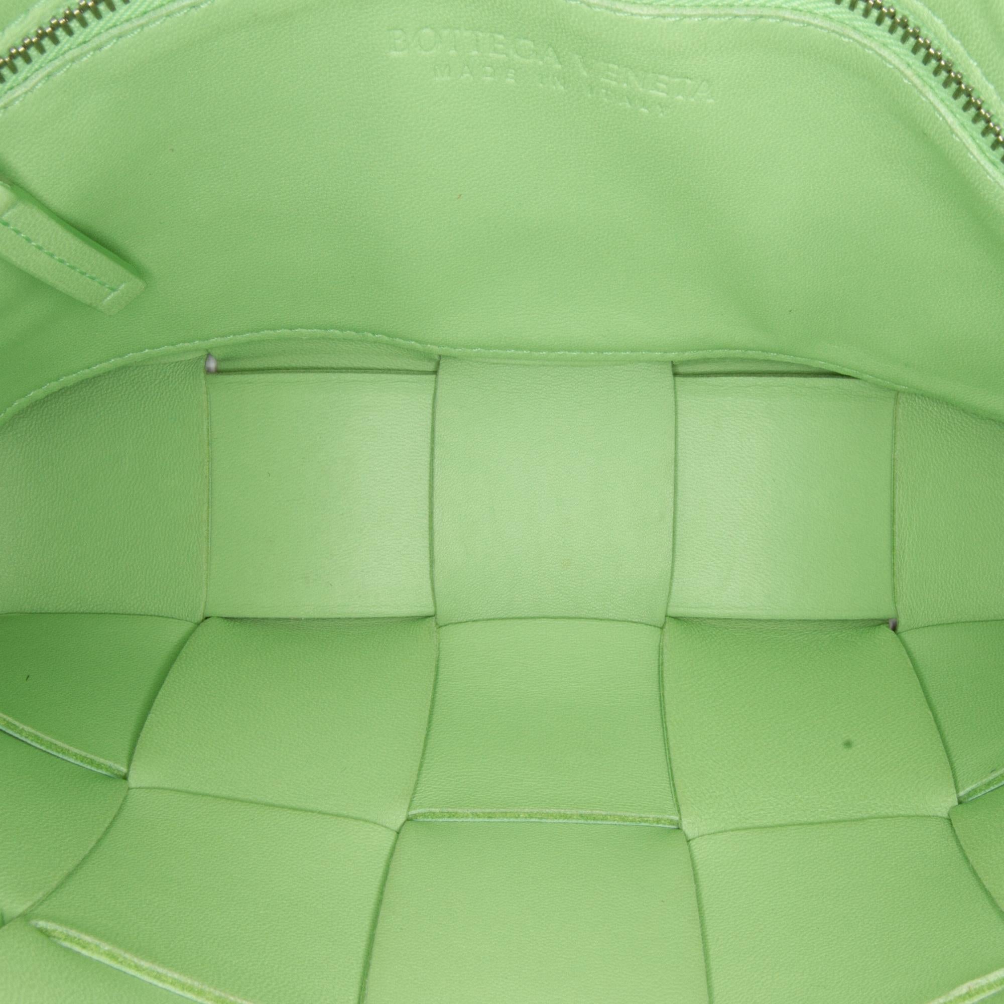 Bottega Veneta Calfskin Intrecciato Cassette Crossbody (SHG-CBPvTr)
