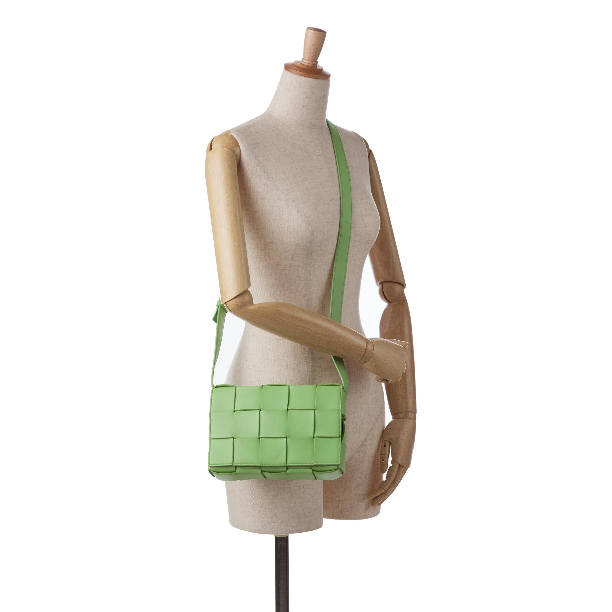 Bottega Veneta Calfskin Intrecciato Cassette Crossbody (SHG-CBPvTr)