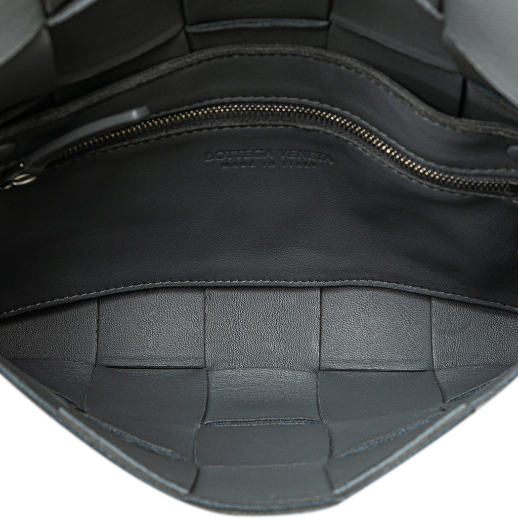 Bottega Veneta Calfskin Intrecciato Cassette Crossbody (SHG-QKpHOv)