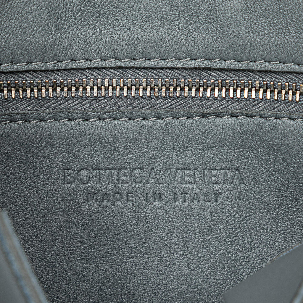 Bottega Veneta Calfskin Intrecciato Cassette Crossbody (SHG-QKpHOv)