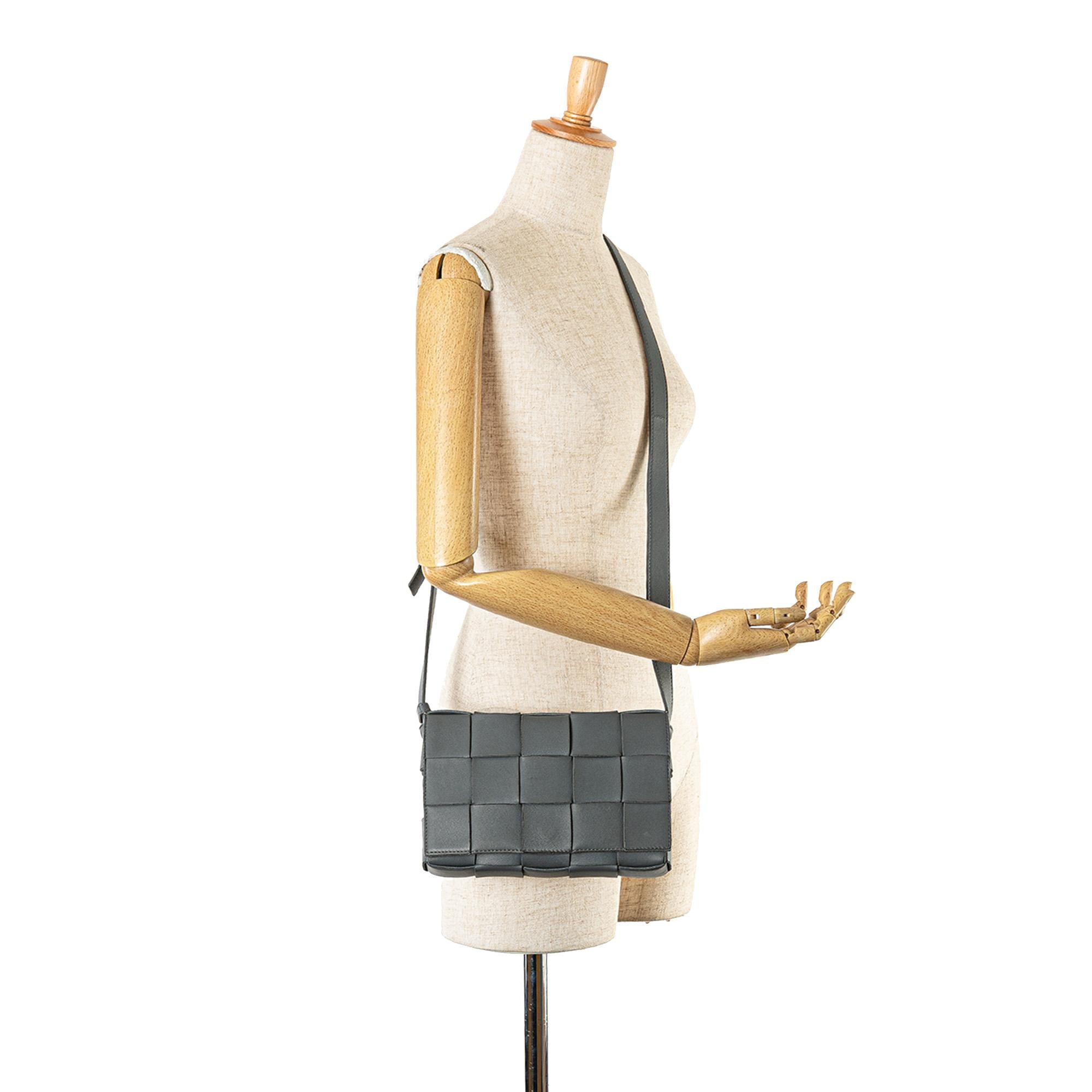 Bottega Veneta Calfskin Intrecciato Cassette Crossbody (SHG-QKpHOv)