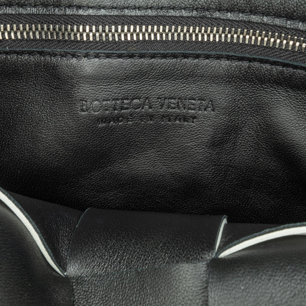 Bottega Veneta Calfskin Intrecciato Cassette Crossbody (SHG-F2bVdG)