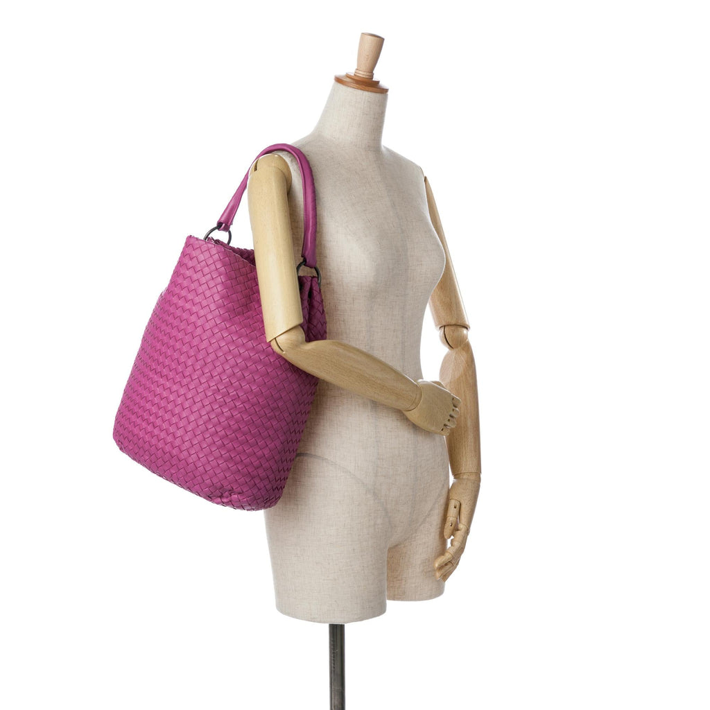 Bottega Veneta Intrecciato Bucket Bag (SHG-xSmsSm)