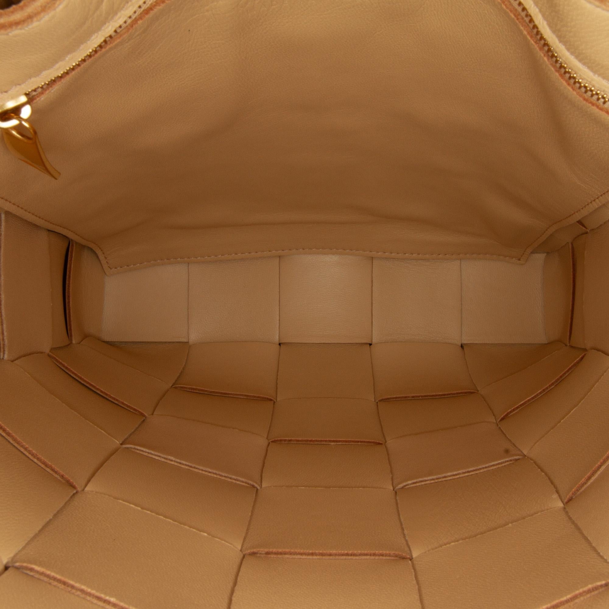 Bottega Veneta Intrecciato Cassette Crossbody Bag (SHG-QUNXui)