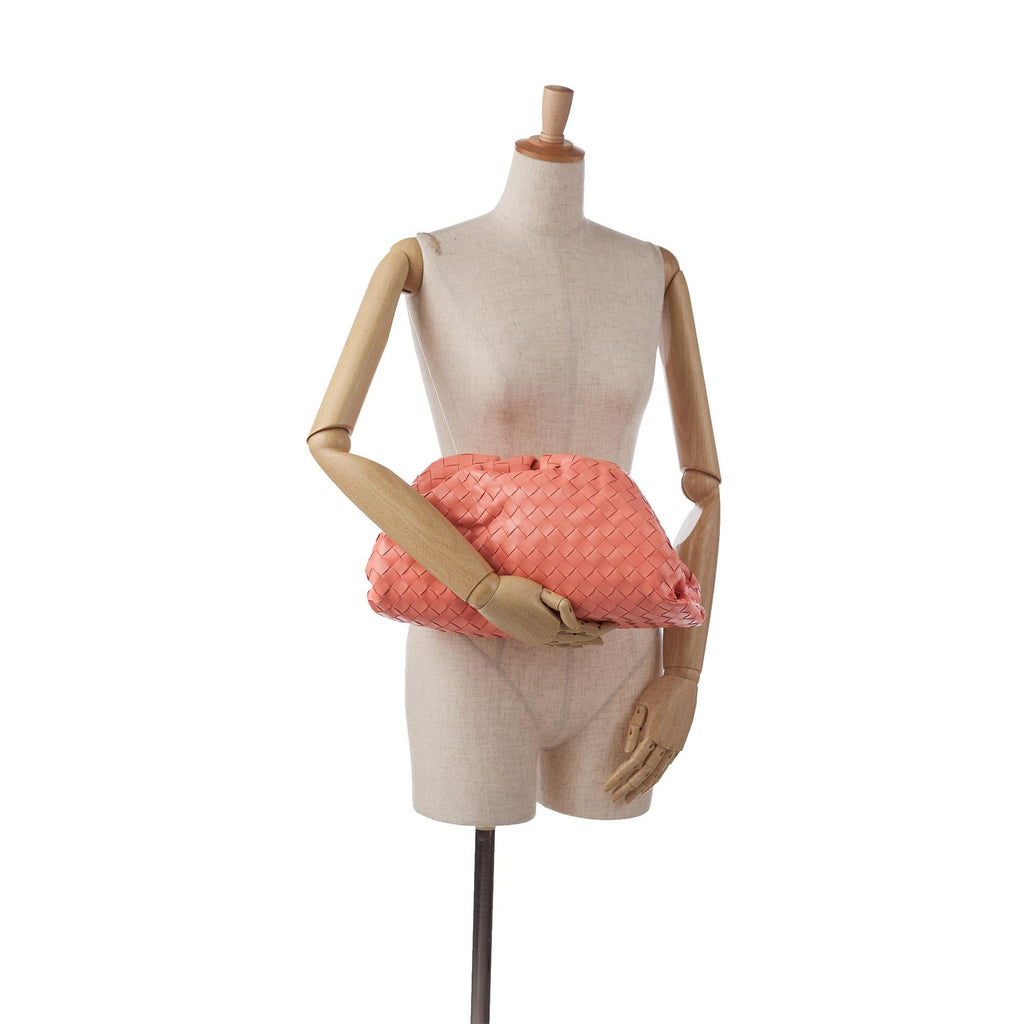 Bottega Veneta Intrecciato Maxi The Pouch (SHG-yVEbci)