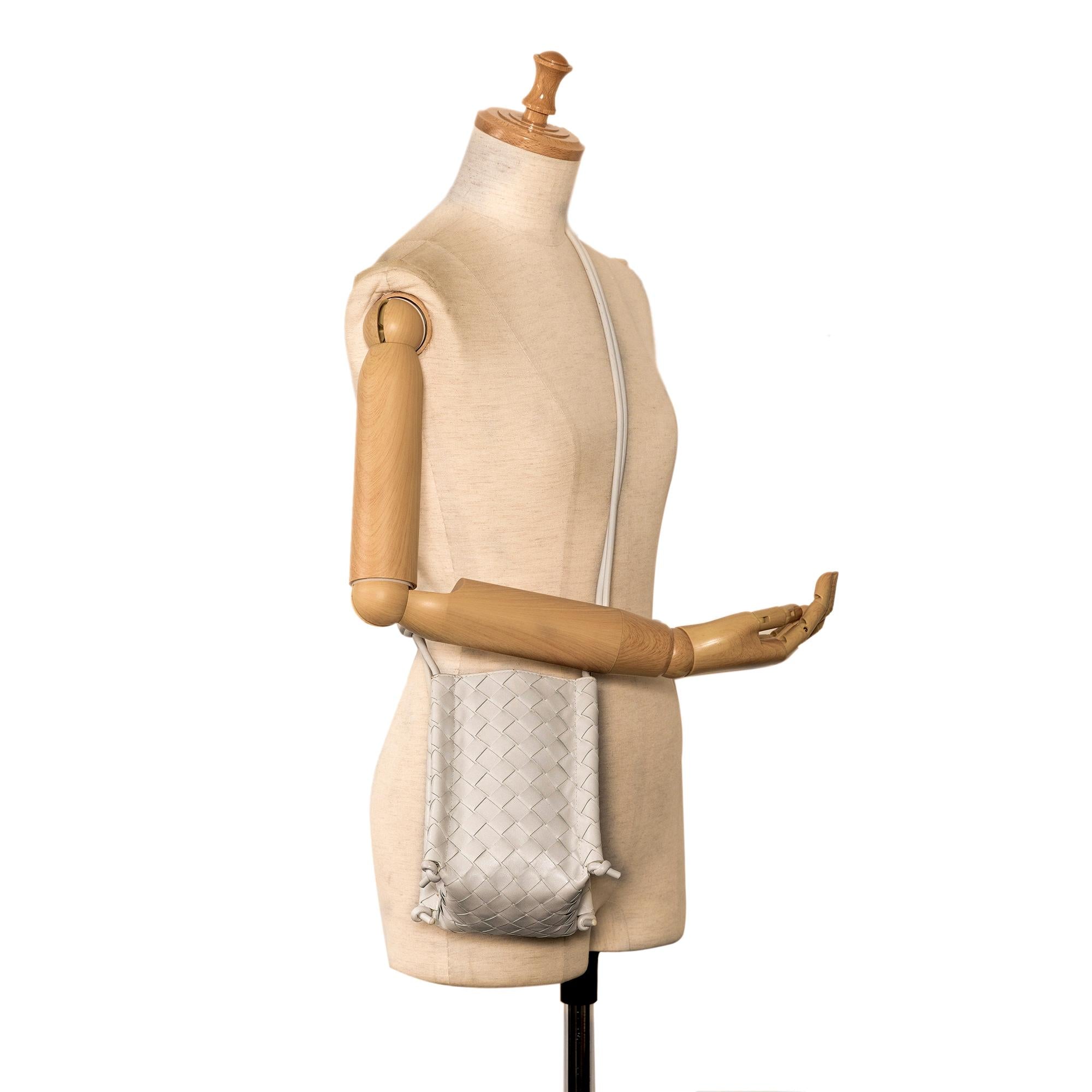 Bottega Veneta Intrecciato Mini Knot Bucket Bag (SHG-0GOSAm)