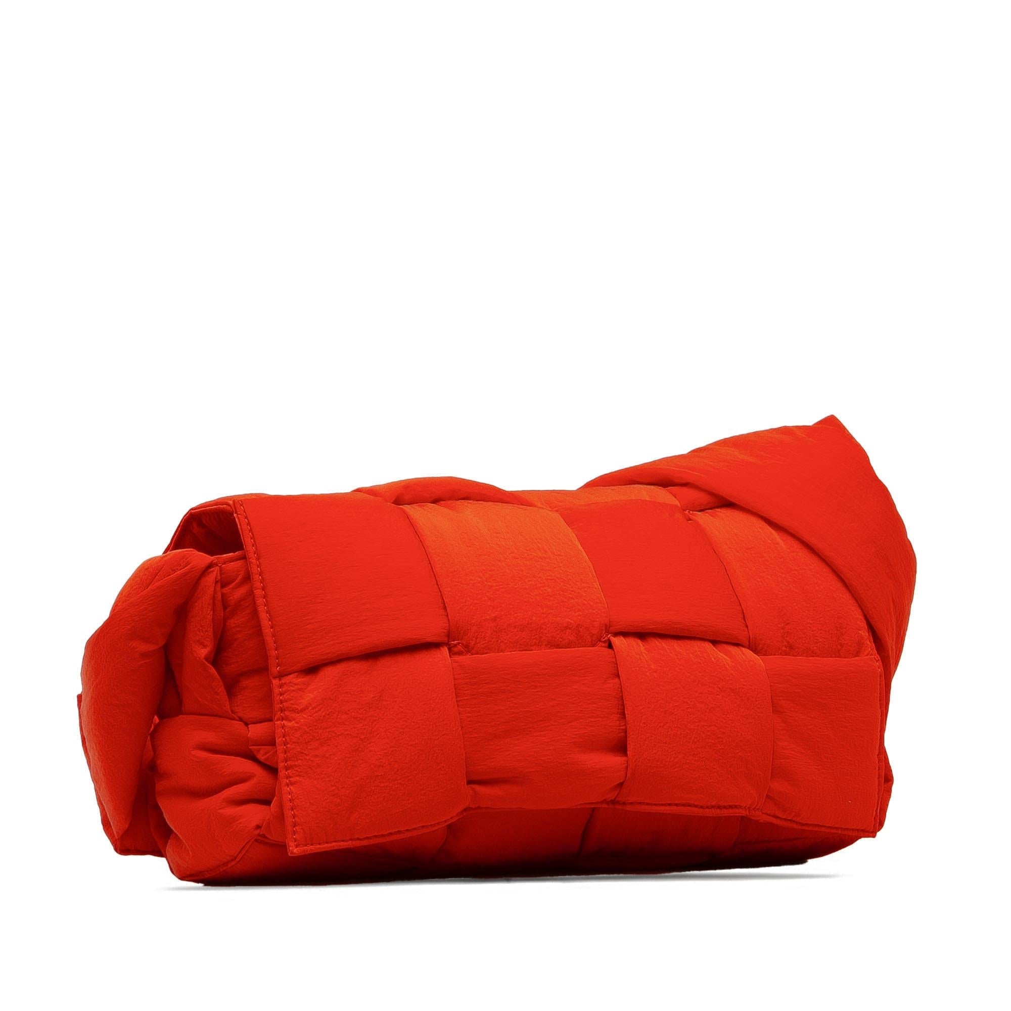 Bottega Veneta Intrecciato Padded Tech Cassette (SHG-Epfj7M)