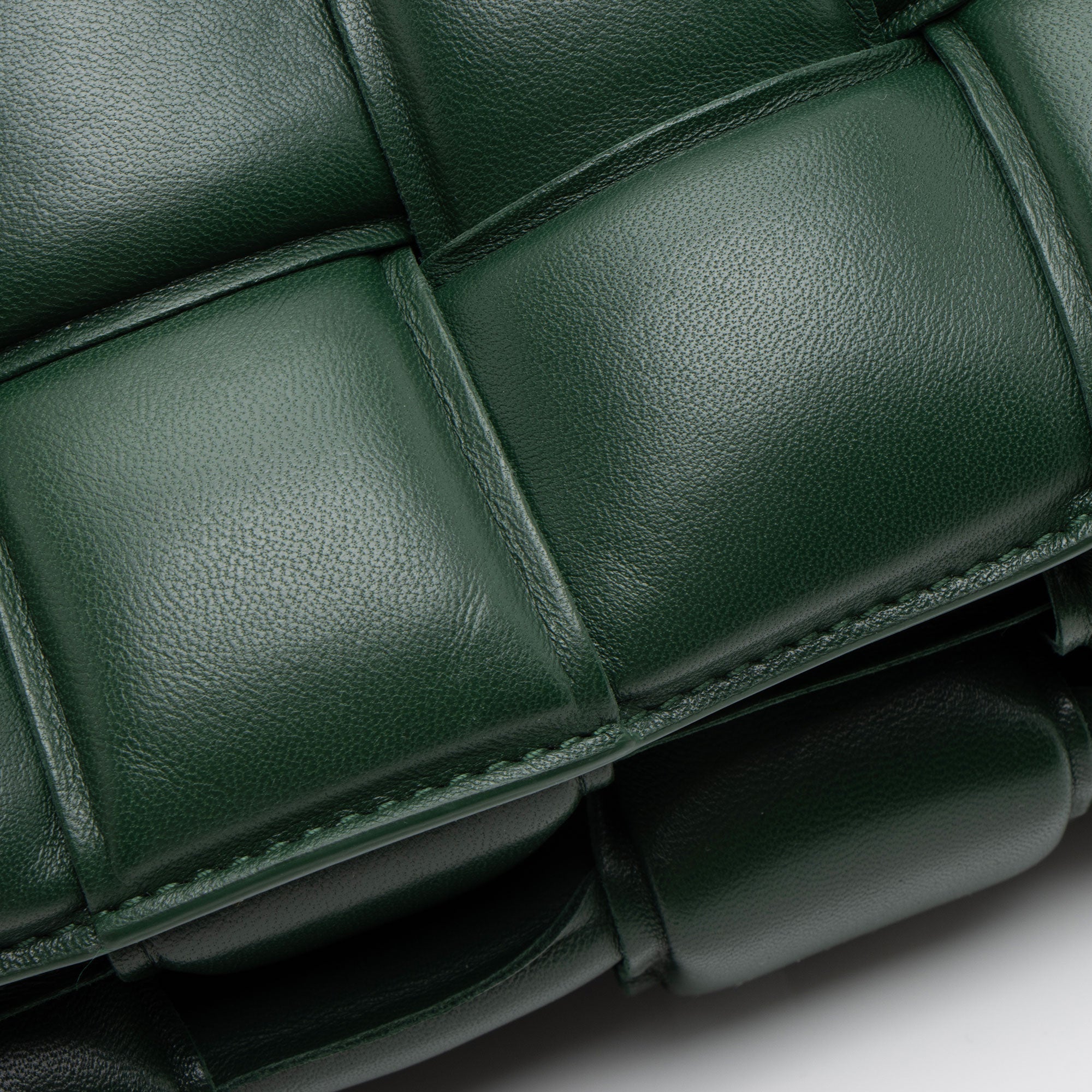 Bottega Veneta Lambskin Cassette Chain Maxi Shoulder Bag (SHF-FiotNd)