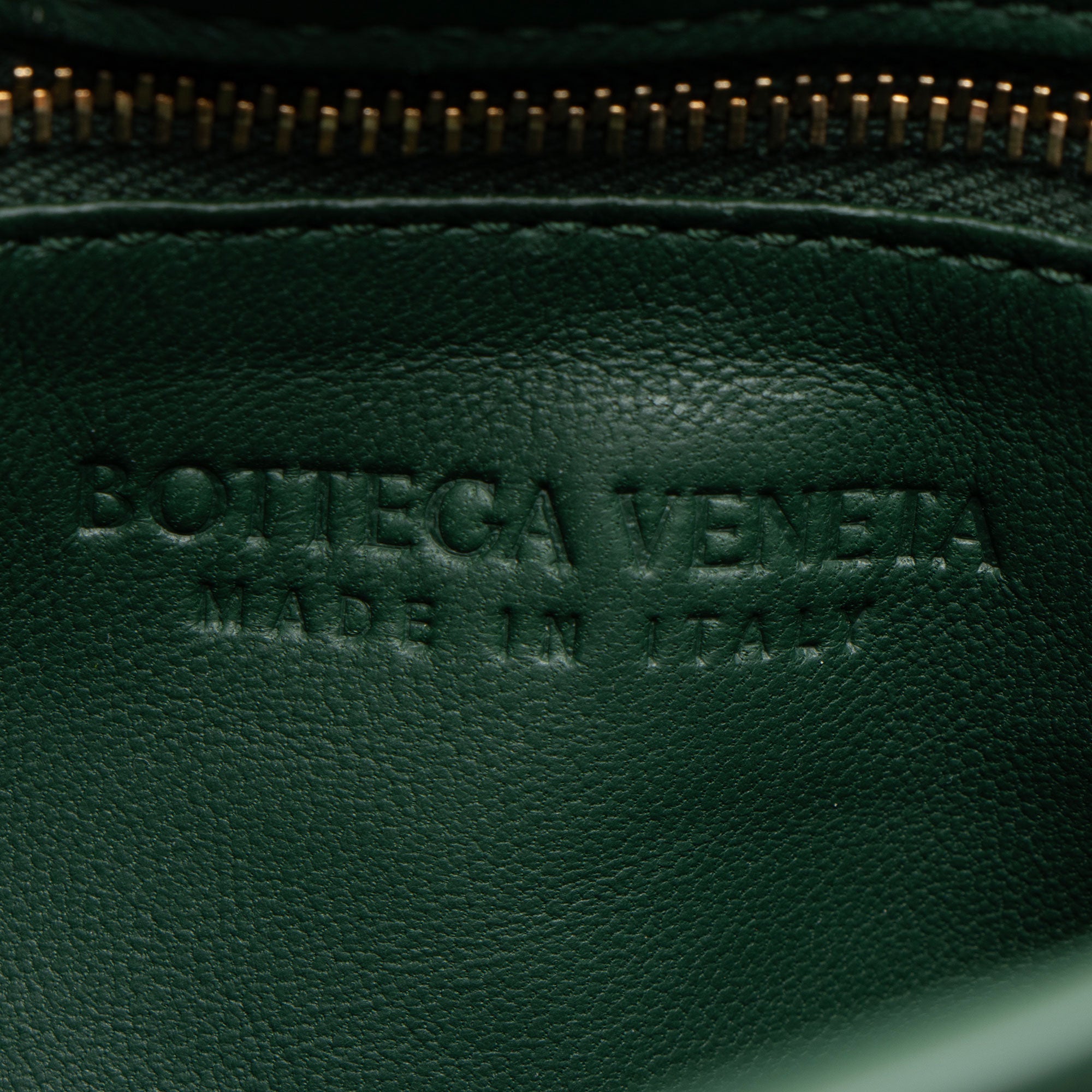Bottega Veneta Lambskin Cassette Chain Maxi Shoulder Bag (SHF-FiotNd)