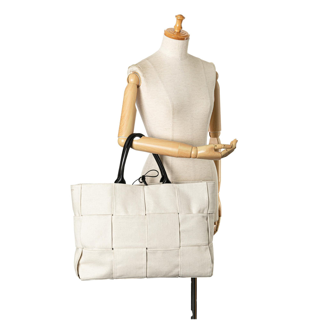 Bottega Veneta Large Maxi Intrecciato Canvas Arco Tote (SHG-LPrhp9)