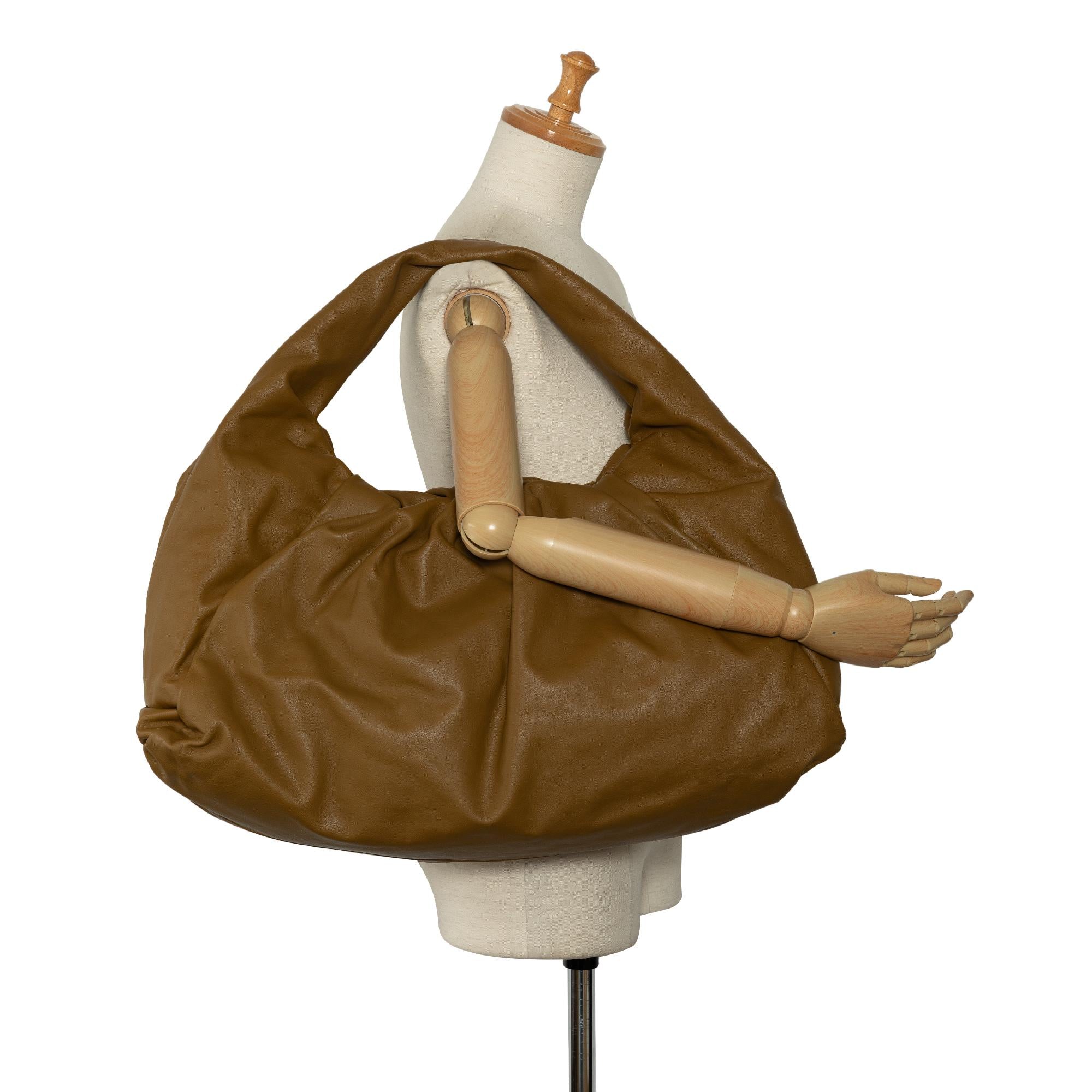 Bottega Veneta Large The Shoulder Pouch (SHG-sdhD23)