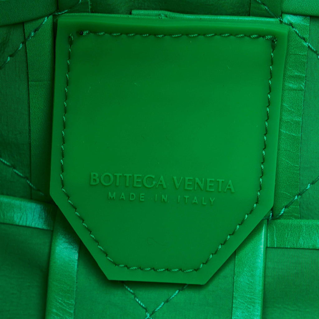 Bottega Veneta Maxi Calfskin Intrecciato Cassette Crossbody (SHG-6jhLb8)