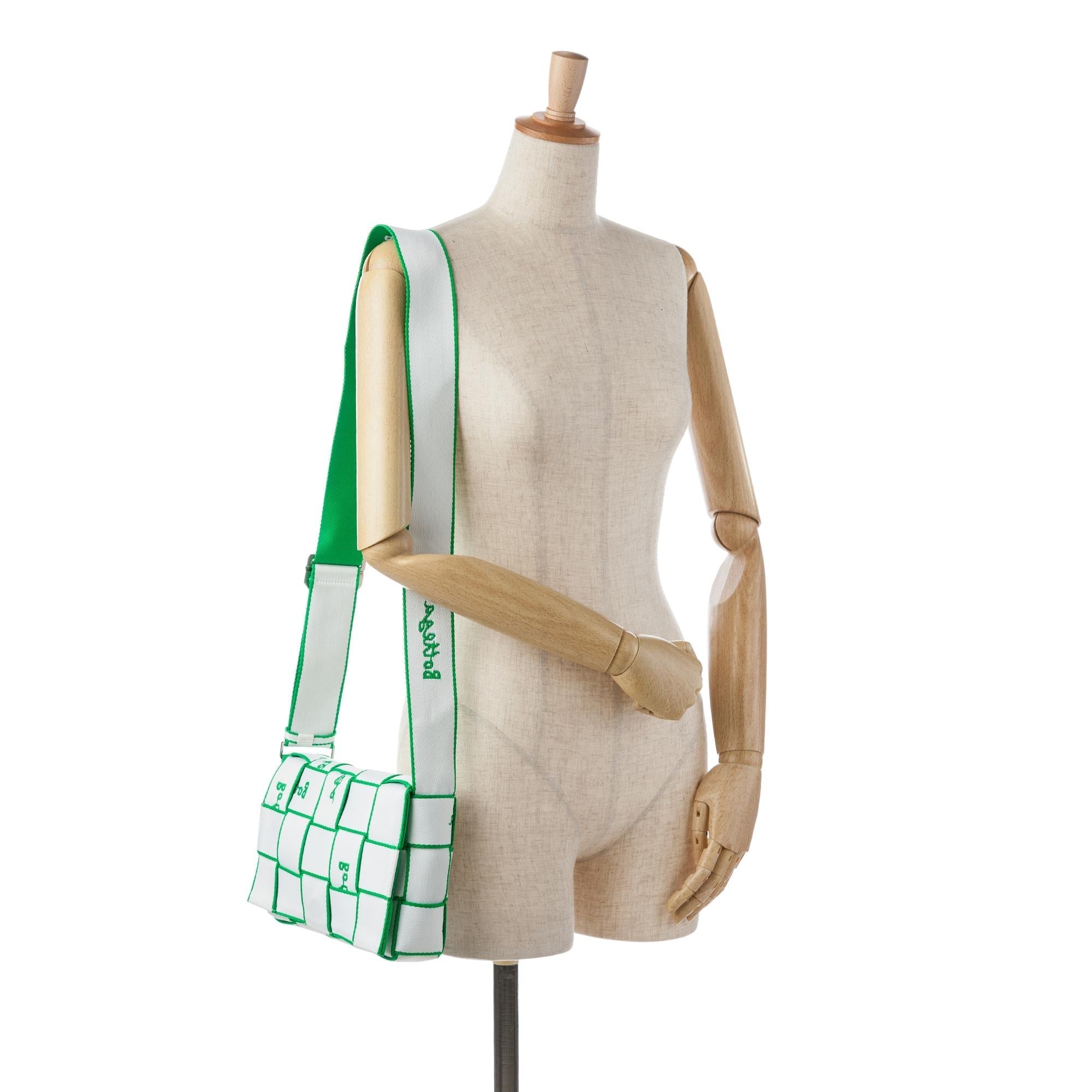 Bottega Veneta Maxi Intrecciato Canvas Webbing Cassette (SHG-RmDDRK)