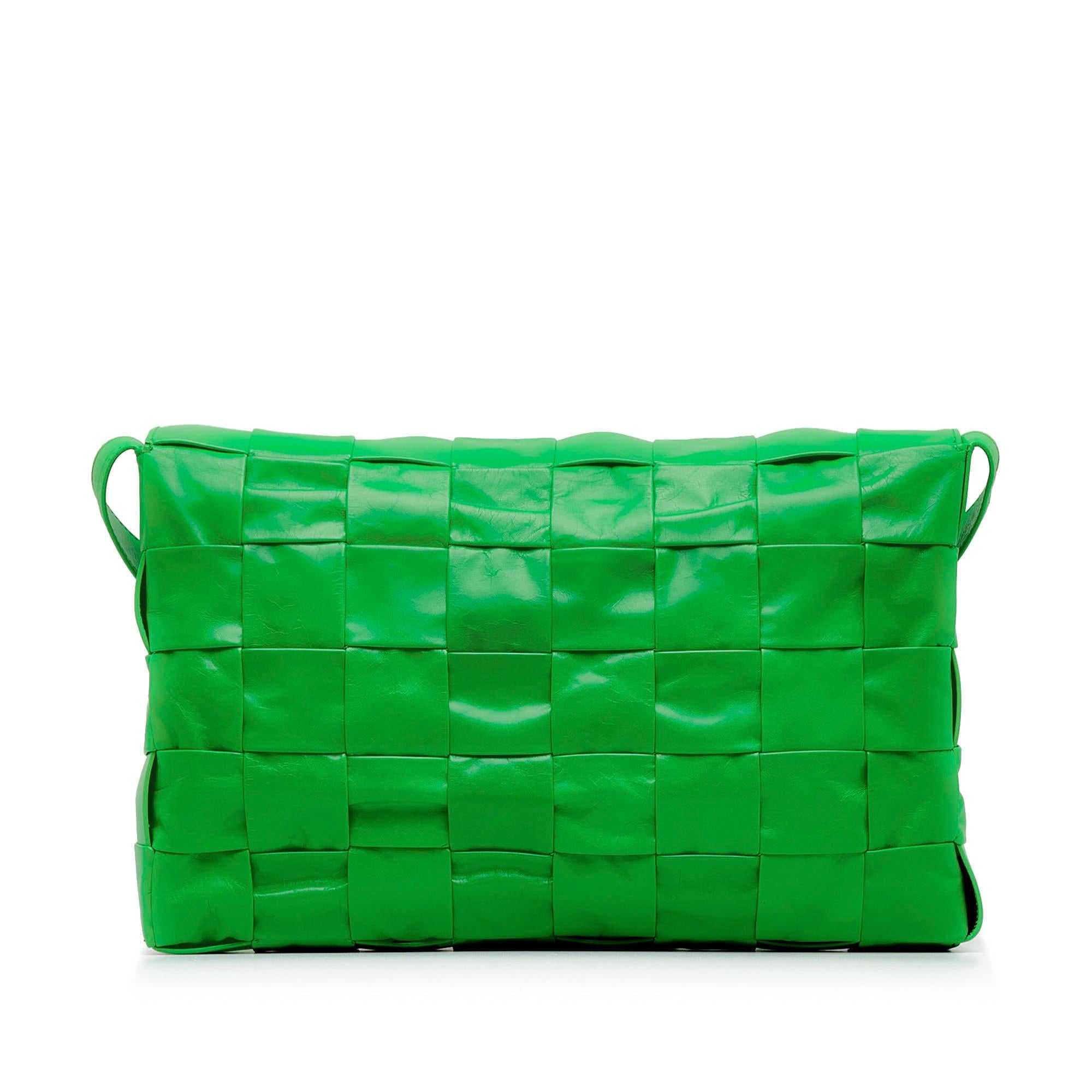 Bottega Veneta Maxi Intrecciato Cassette Crossbody Bag (SHG-slCZsv)