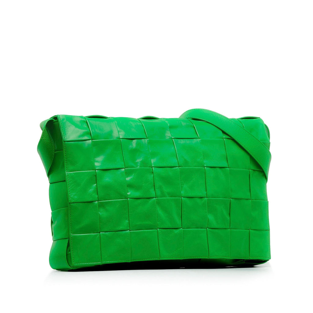 Bottega Veneta Maxi Intrecciato Cassette Crossbody Bag (SHG-slCZsv)