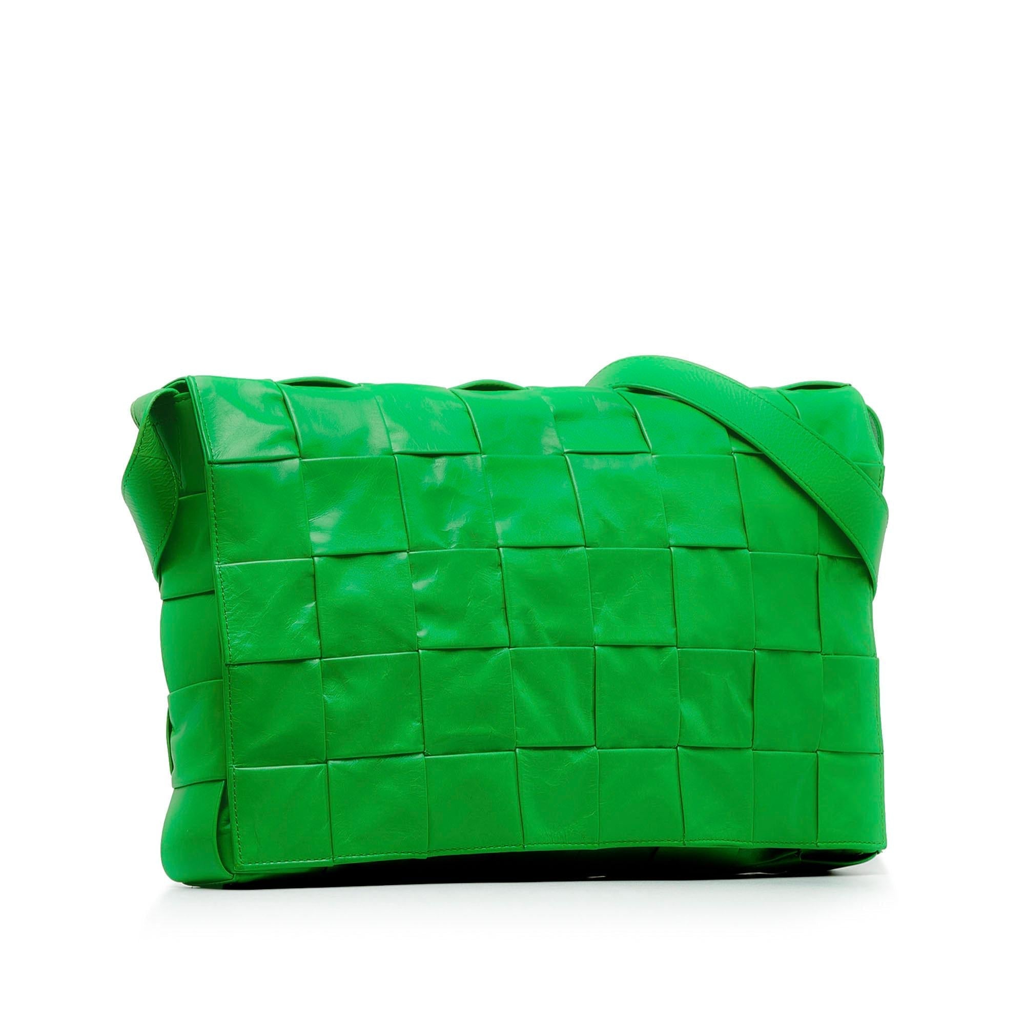 Bottega Veneta Maxi Intrecciato Cassette Crossbody Bag (SHG-slCZsv)