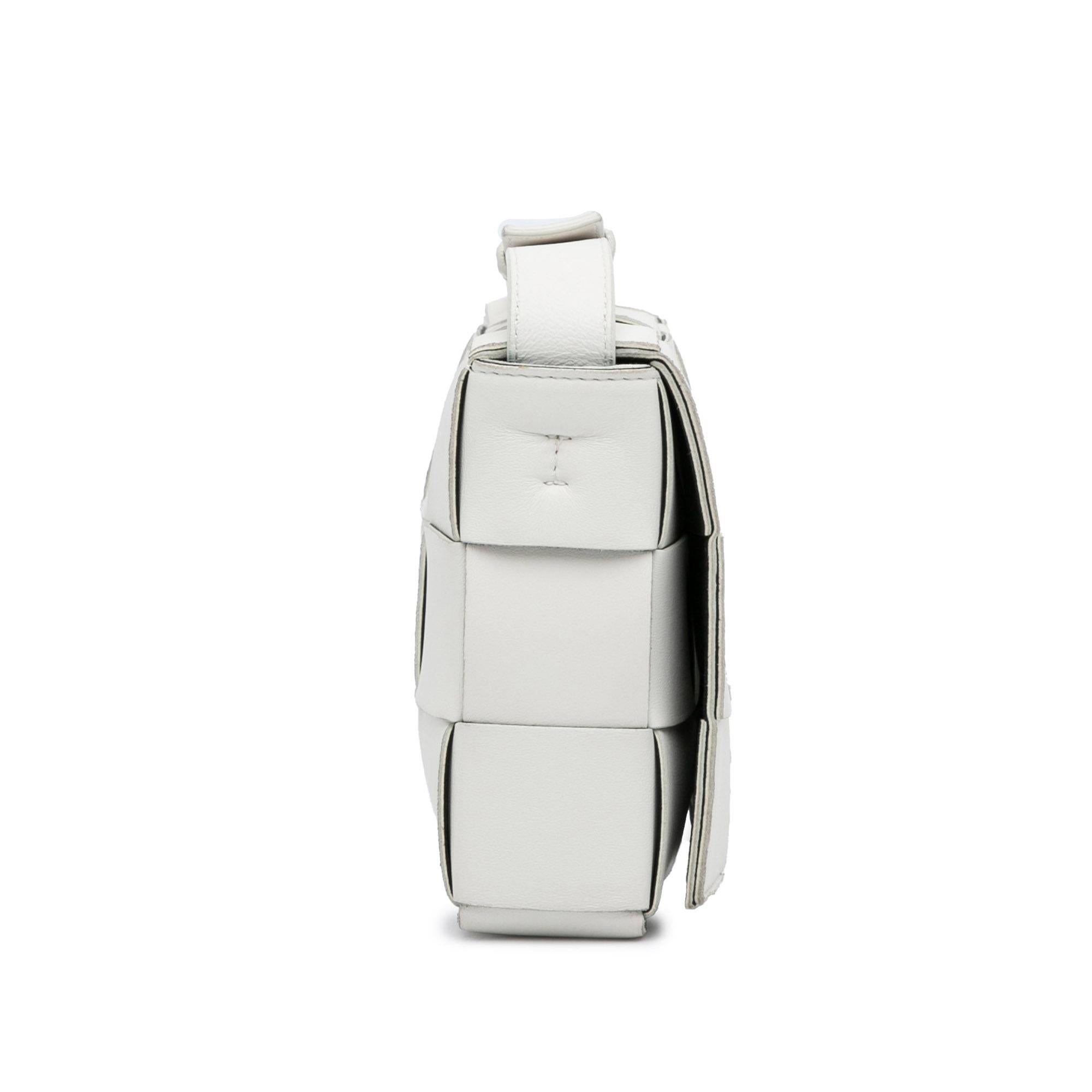 Bottega Veneta Maxi Intrecciato Cassette (SHG-k60ZZD)