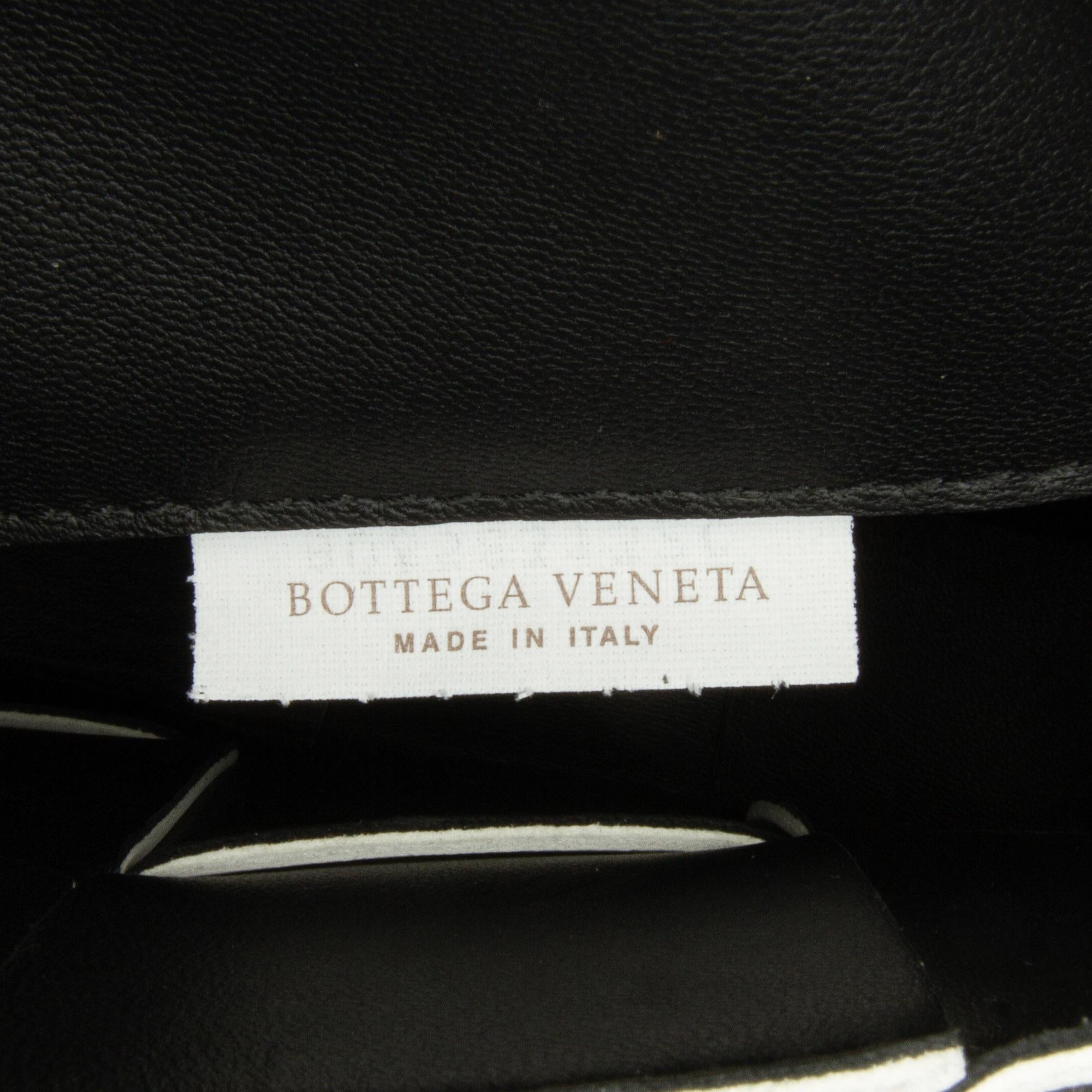 Bottega Veneta Maxi Intrecciato Cassette (SHG-k60ZZD)